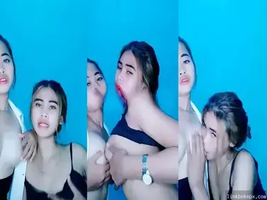 ABG Lesbi Adu Toket Gede, Jilatin Memek Sampe Squirt!