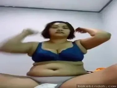 Cam Cewek BH Biru Bilang Mau Tidur Eh Malah Basah