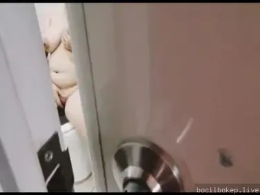 Kepergok kakak ipar lagi coli di kamar mandi